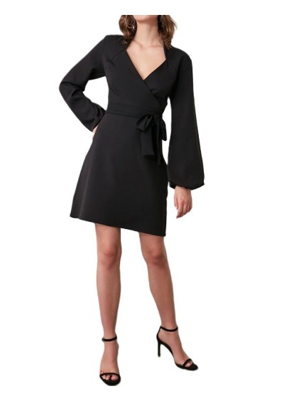 TRENDYOLMİLLA Kadın Siyah Kuşaklı Yaka Detaylı Elbise TWOAW21EL1518